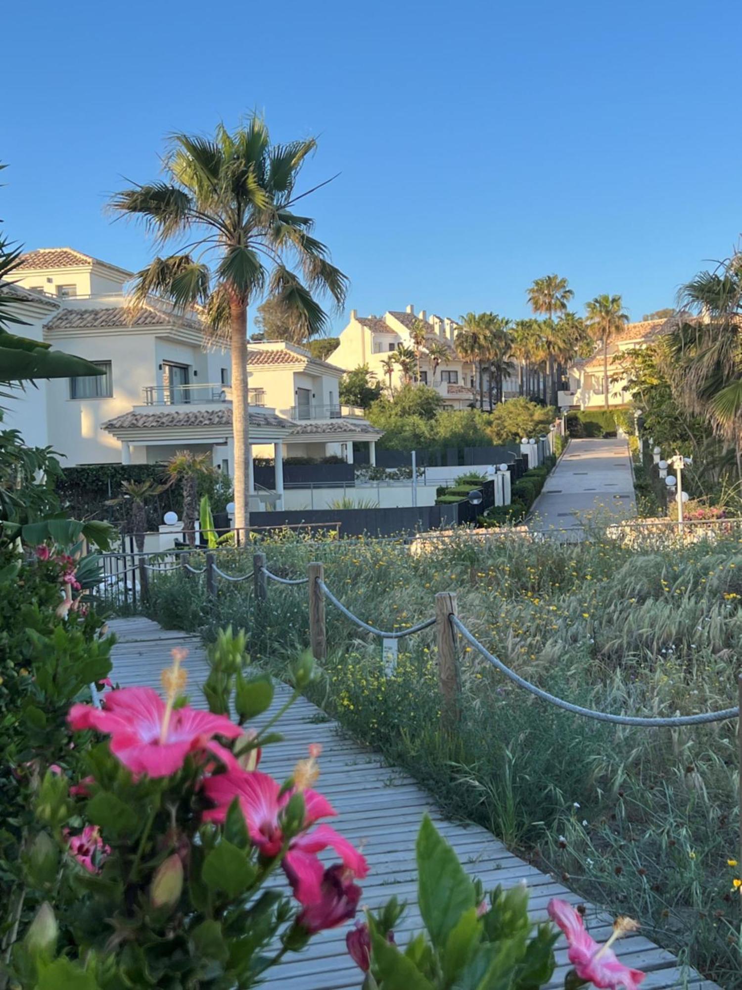 Stylish Townhouse In Beachfront Complex マルベーリャ エクステリア 写真