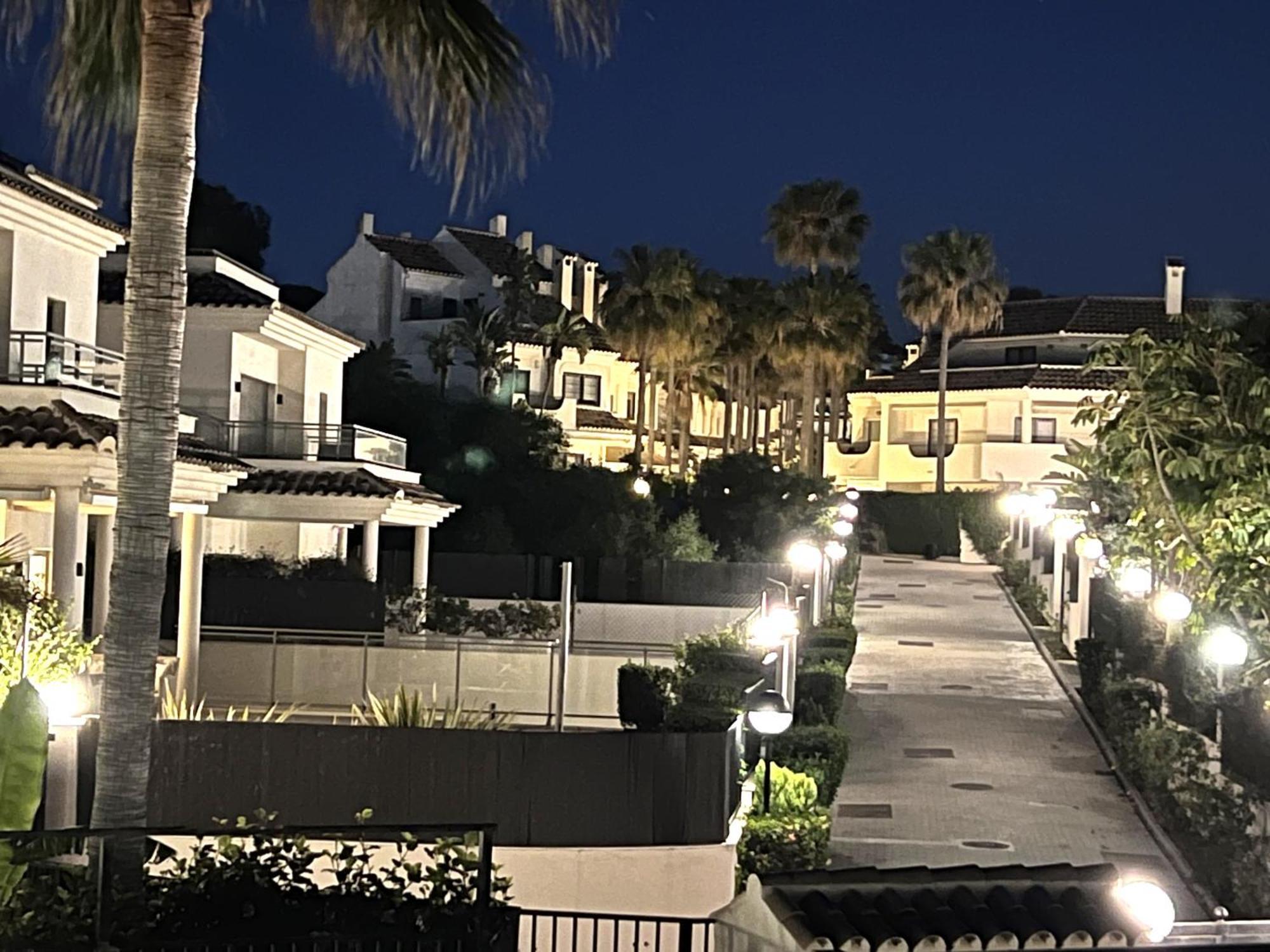 Stylish Townhouse In Beachfront Complex マルベーリャ エクステリア 写真